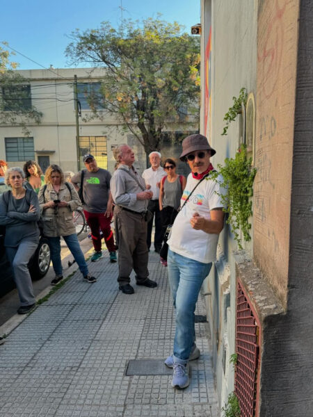 Fabio Márquez, le Paysagiste, s'adresse à un public très diversifié d'Argentins et d'étrangers curieux, avides d'anecdotes sur les moindres recoins de Buenos Aires. Photo : El Paisajeante.