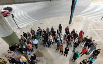 Fabio Márquez, más conocido como el paisajeante, delante de su público, cautivado por los misterios Foto: @paisajeante. Le Paysagiste
