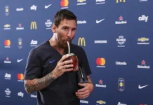 Todo sobre el mate: secretos de una pasión argentina que viaja por el mundo El campeón del mundo Messi tomando mate en la zona mixta.