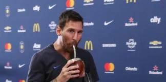 Todo sobre el mate: secretos de una pasión argentina que viaja por el mundo El campeón del mundo Messi tomando mate en la zona mixta.