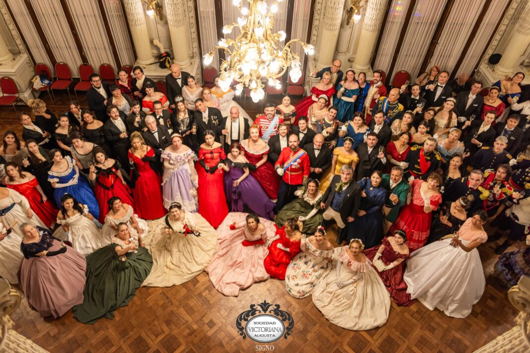 Le voyage dans le temps de la Sociedad victoriana, qui organise régulièrement des fêtes costumées. Ph: sociedad Victoriana Augusta Argentina.
