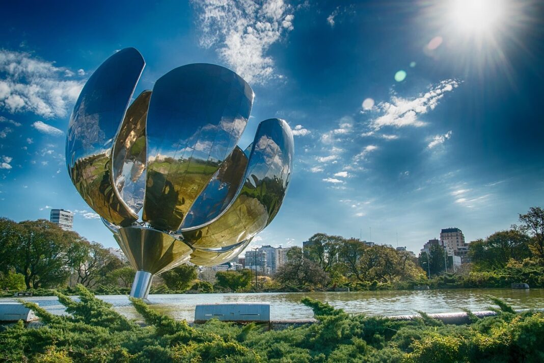 Symbole du tourisme de la ville, la sculpture métallique Floralis Genérica est une visite obligée des tous ceux qui passent 3 jours à Buenos Aires. ©Pixabay