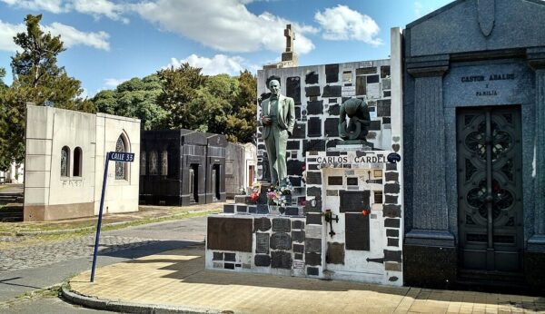 tumba-carlos-gardel-chacarita-wikimedia-commons
