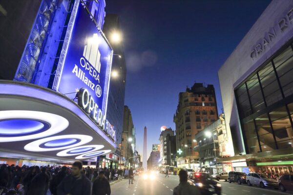 Antiguamente llamada la calle del Sol, la famosa Corrientes es conocida como la Broadway porteña. Un orgullo del barrio de San Nicolás. Foto: Turismo BA.