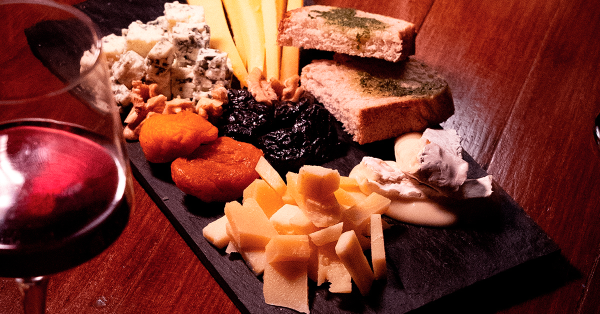 Une bonne planche de charcuterie - fromage, idéal pour partager durant le Día del amigo. Photographie : Palermo Wine Club.
