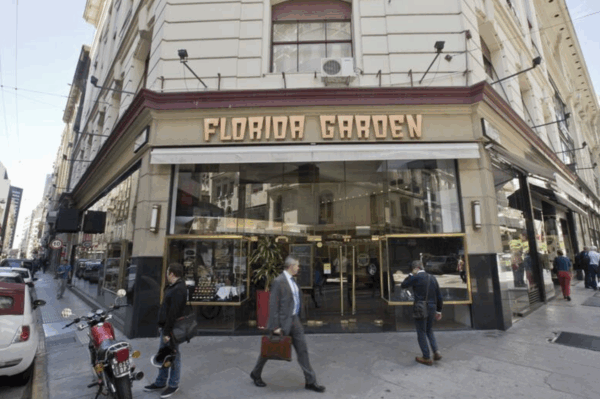 Las puertas doradas de lo que fue el Bar Florida, hoy conservadas en la entrada al Florida Garden. (Foto: Fernando Massobrio)