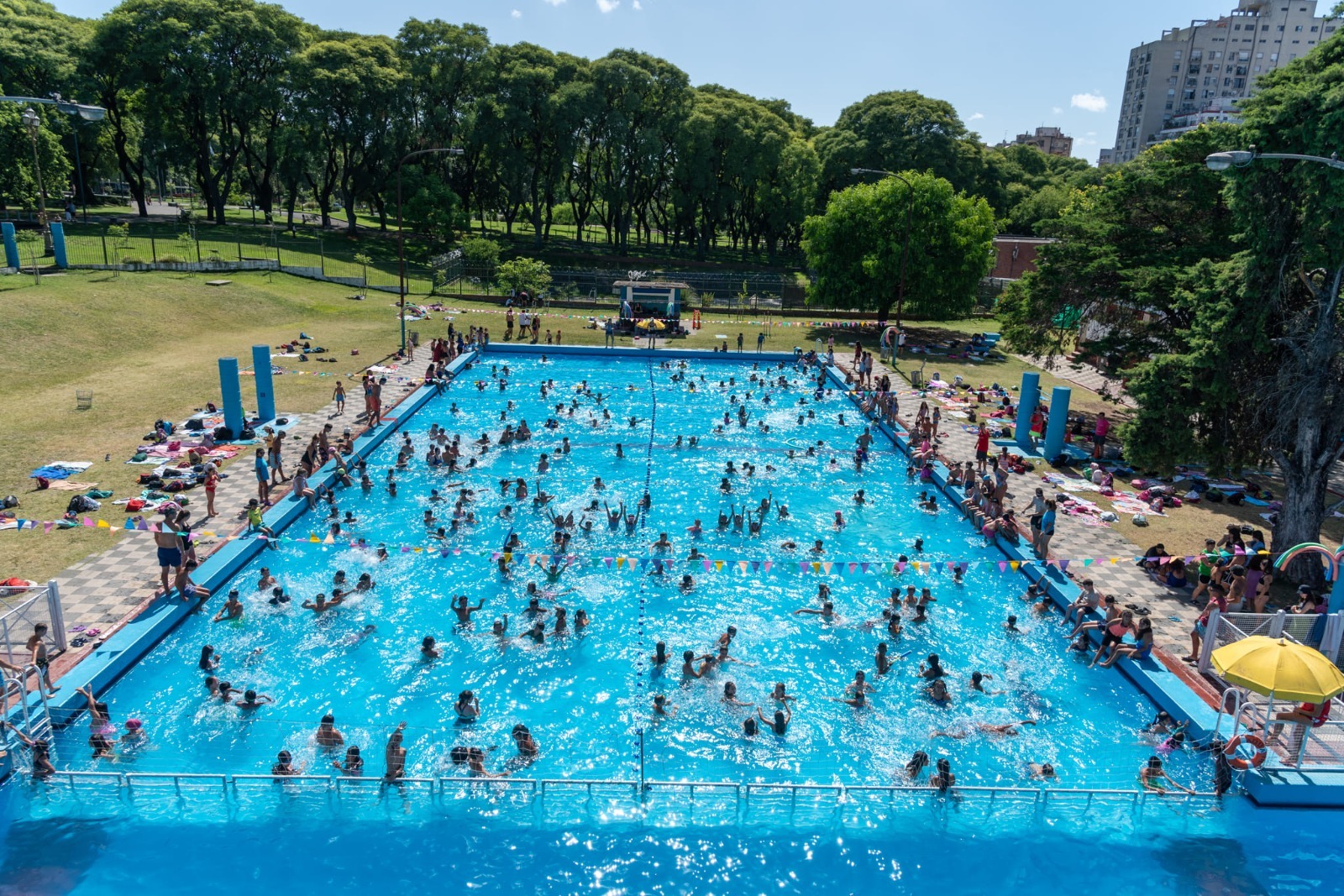 Les colonies d'été de la Ville proposent généralement des activités aquatiques. Photo : GCBA.