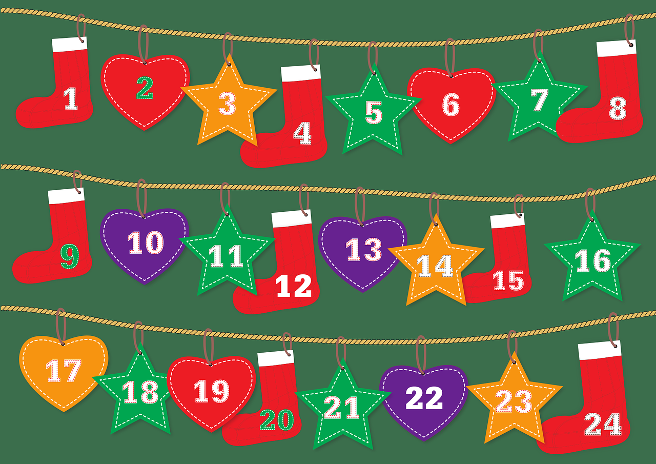 Medias, cajitas, estrellitas, papás Noel... El calendario de Adviento les alegra el día a día a los pequeños y grandes durante todo diciembre. Foto: Pixaline.