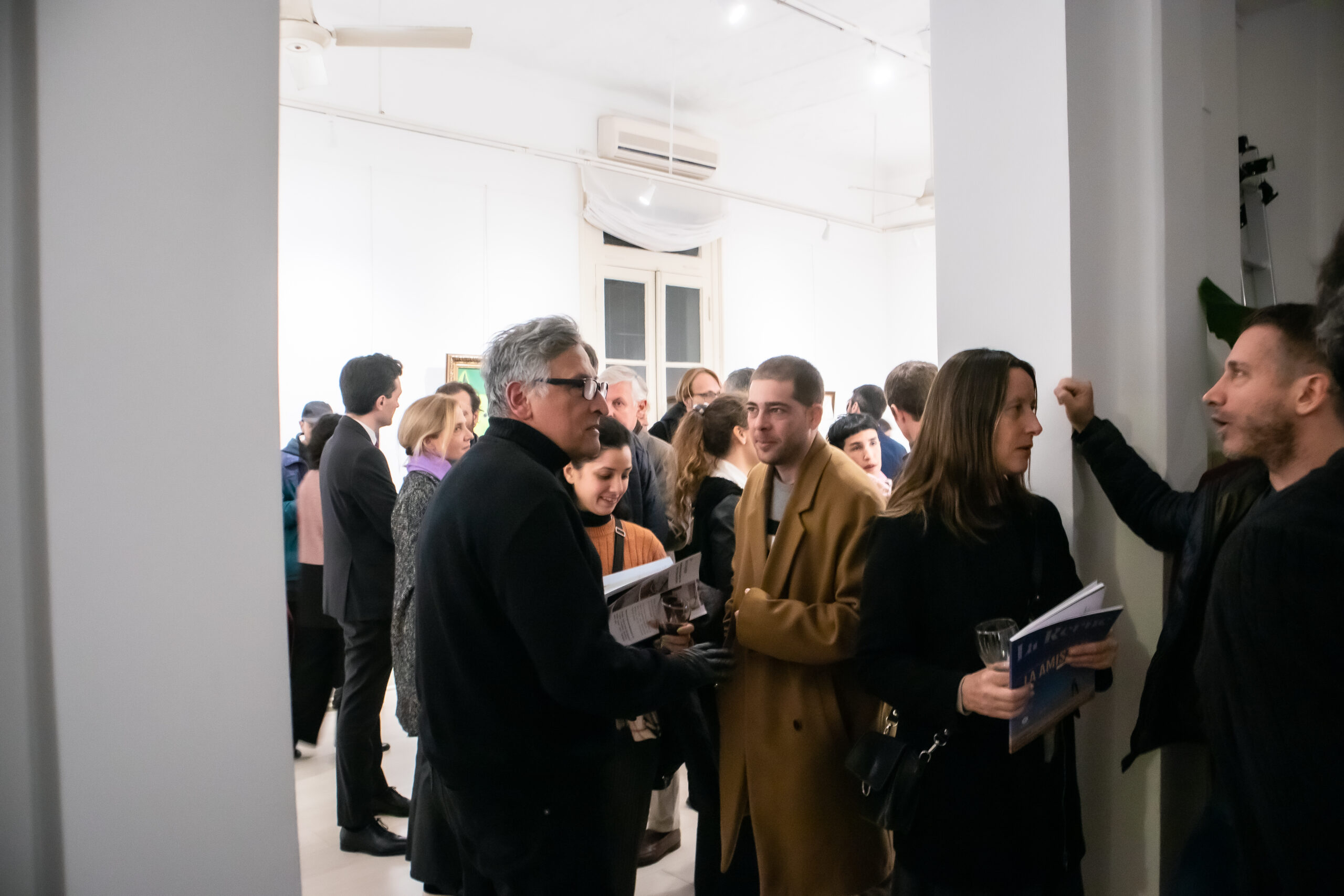 El público de La Revue, en la presentación de nuestra 3era edición, en la galería de arte Sara García Uriburu. Foto: Mayte Pacheco.