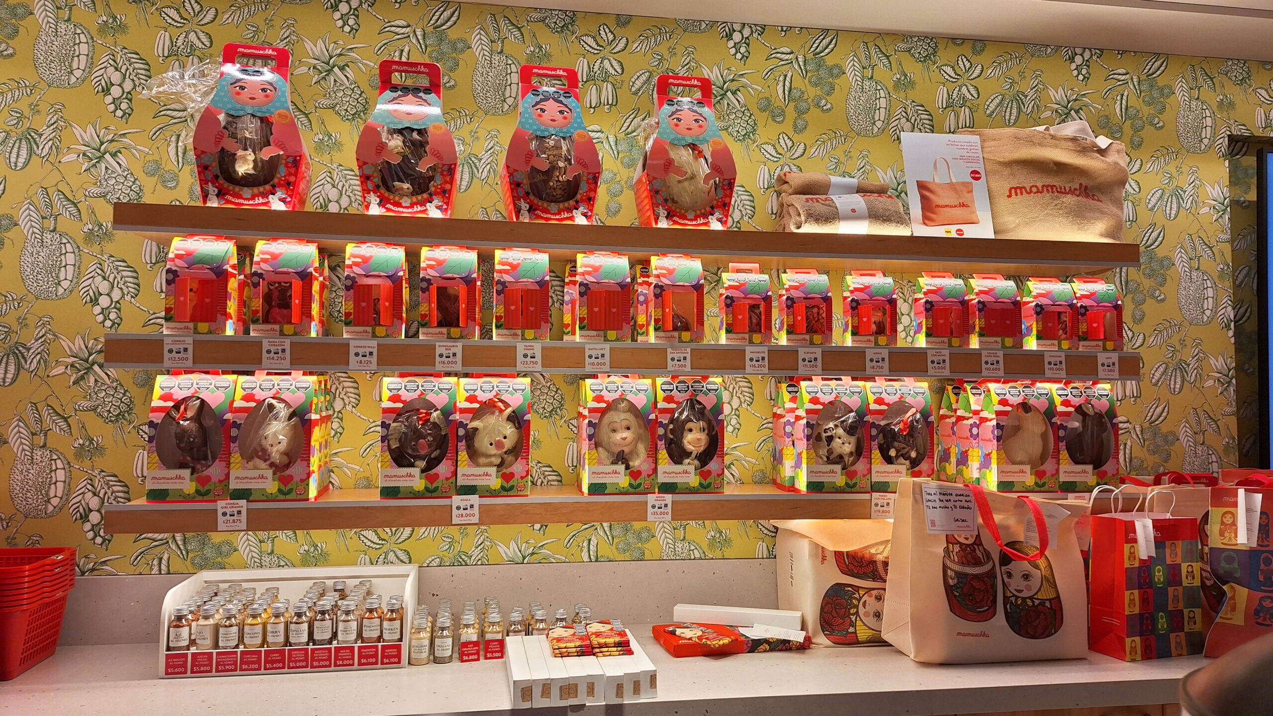 Une vitrine qui fait saliver. Œufs de Pâques de toutes les saveurs et de toutes les formes.