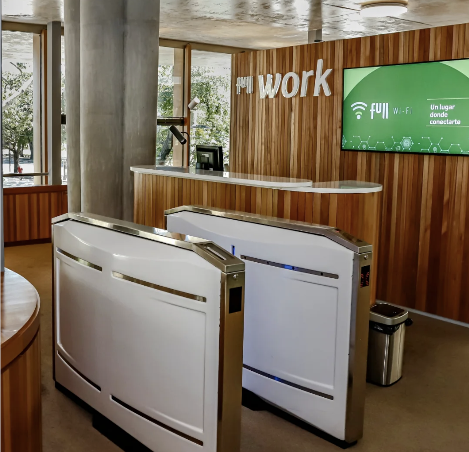 ¿Ofrecer un espacio de coworking en una estación de servicios? La sorprendente (pero lograda) idea propuesta por YPF, en el primer piso de su café, en Alcorta y Juramento. Foto: IG YPF.