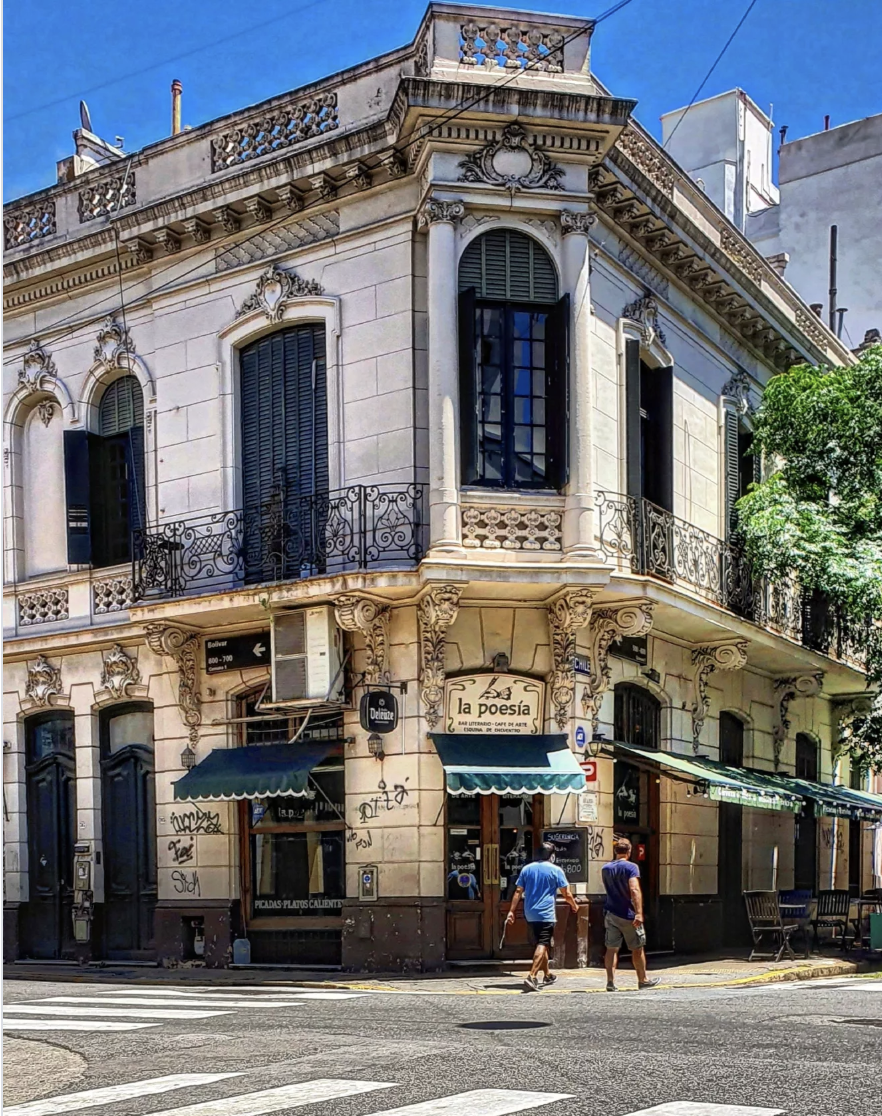 Le café La Poesía est une bonne option pour se réfugier avec un bon livre un jour de pluie à Buenos Aires. Instagram : ferraribsas.