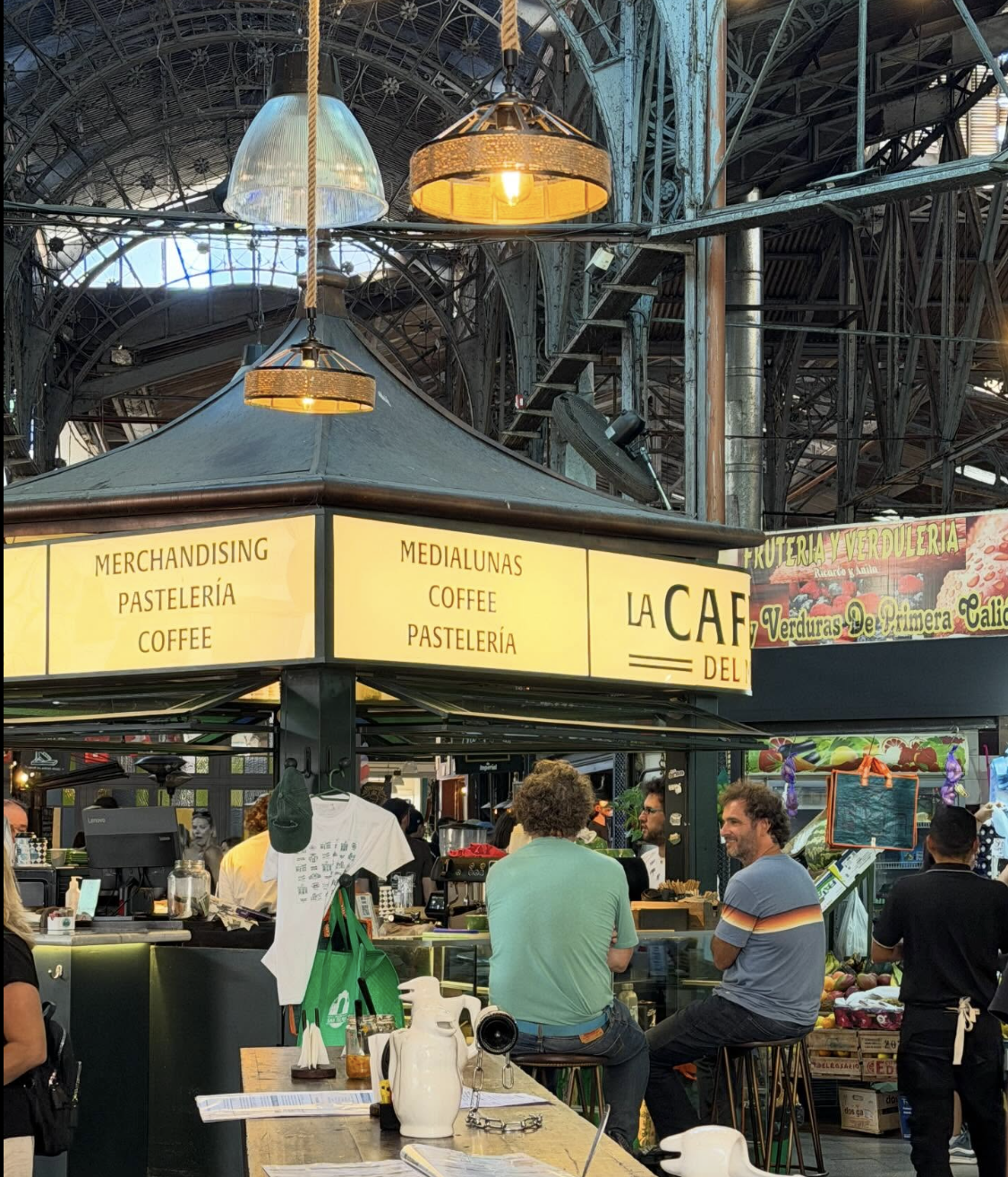 Prendre une bière au comptoir avec un ami, un plan idéal pour votre prochain samedi pluvieux à Buenos Aires. Facebook : Mercado de San Telmo.
