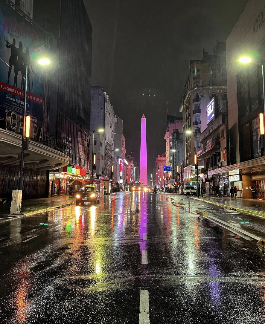 Les jours de pluie, l'Obélisque est un phare pour tous les porteños qui naviguent dans la tempête. Instagram : francolovisolo.