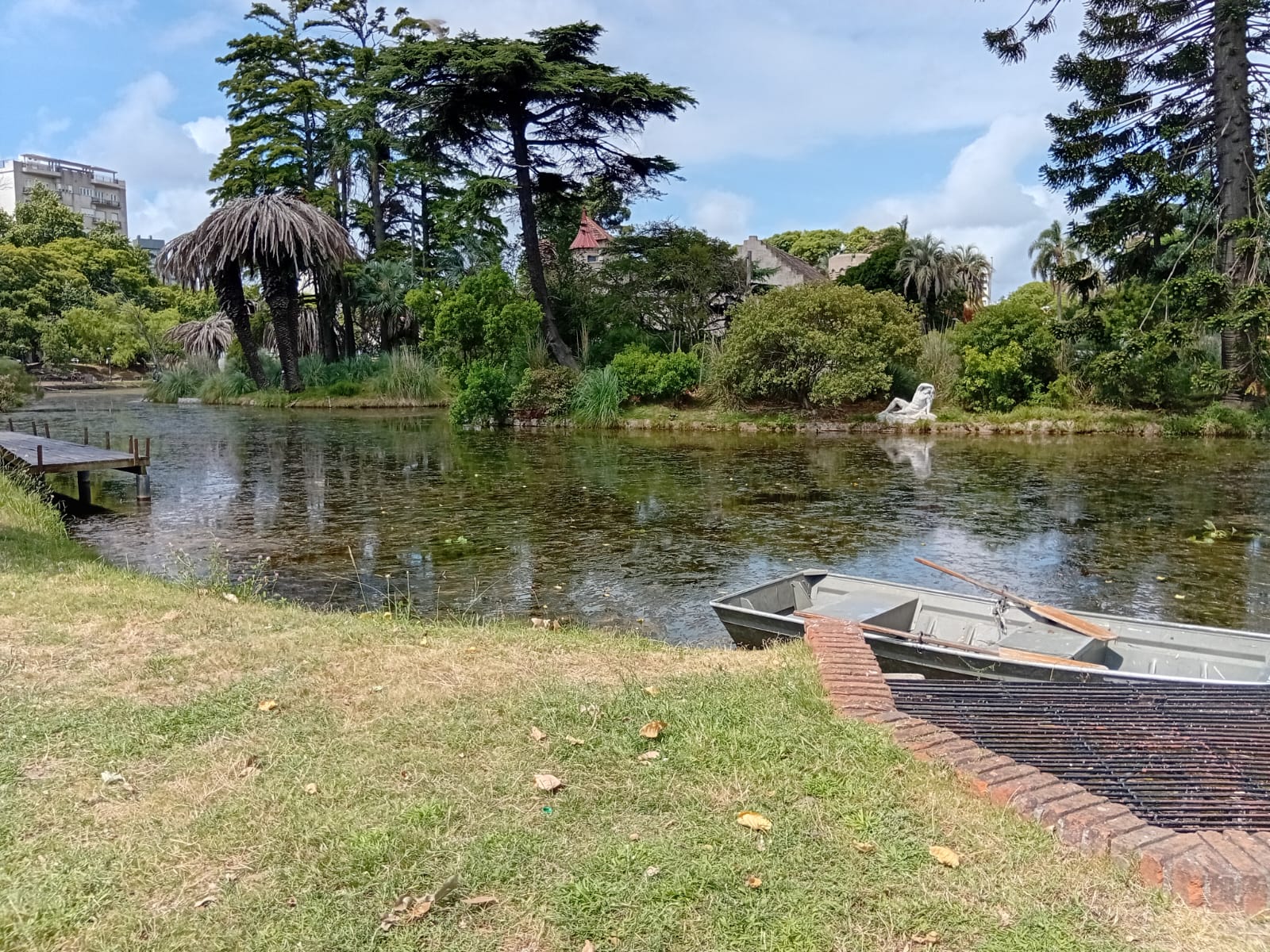 Ir a Montevideo implica ir al Parque Rodó: lago, arboleda y el Museo Nacional de Artes Visuales.
