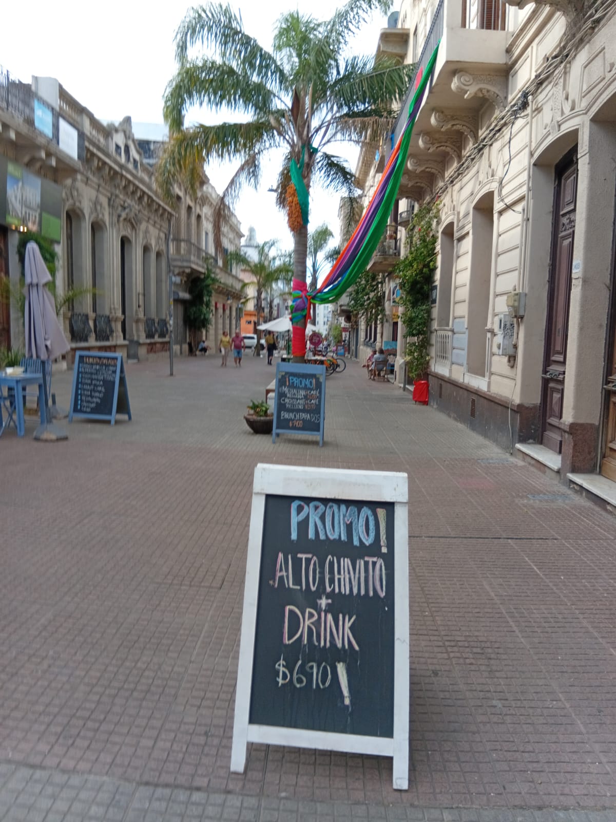 En el corazón de Montevideo, la Ciudad Vieja sorprende con sus calles adoquinadas, sus bares y sus museos