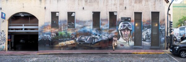 Fresque de Juan Manuel Fangio, San Telmo. Mario Abad aux côtés de son œuvre achevée