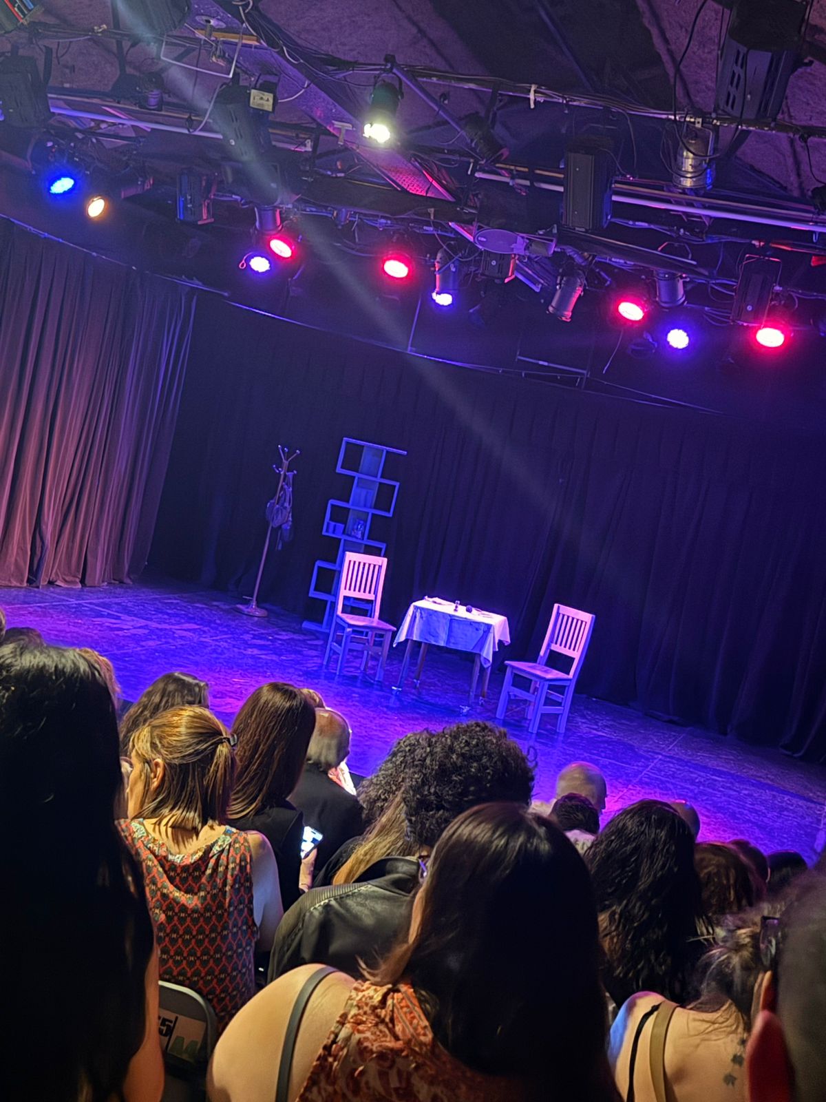 ¿Existe una experiencia más porteña que la de adentrarse en la oscuridad de una sala de teatro independiente? Foto: Diego Ayuste.