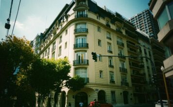 Avenida Alvear, la arteria más parisina de Buenos Aires que se reinventa sin perder elegancia.