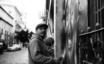 El grafitero de San Telmo, Mario Abad Mario Abad frente al taller de Pepe Simón, San Telmo