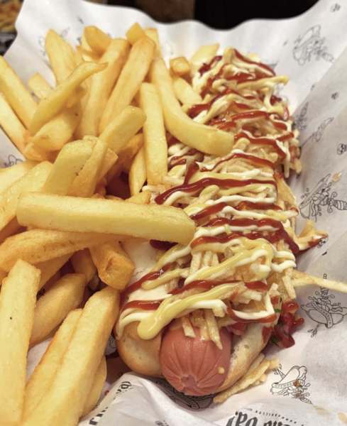 Comer un pancho con lluvia de papas sin mancharse la remera no es para cualquiera.