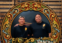 Pancherías de Buenos Aires: el nuevo boom del pancho, el sándwich más popular de la Argentina Andrés y Kenny, de los Panchos anónimos. Imagen modificada con Gemini.