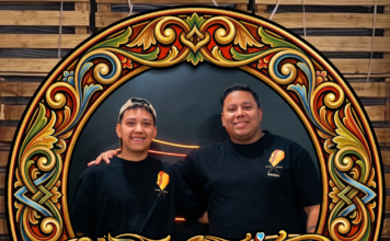 Pancherías de Buenos Aires : le guide pour manger les meilleurs panchos de la ville Andrés et Kenny, créateurs du local Los Panchos anónimos. Image modifiée avec Gemini.