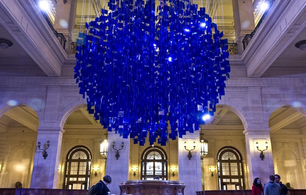 La Esfera Azul de Julio Le Parc recibe a los visitantes en el hall principal del Palacio Libertad. La obra, donada por el artista al Estado argentino, es una de las piezas más visitadas.