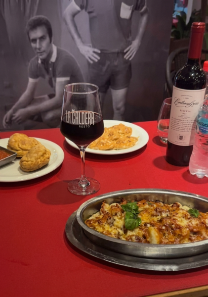 La Caldera resto es uno de esos bodegones de la capital nacional del fútbol que justifican ir a comer en Avellaneda. Foto: Andrea Leal.