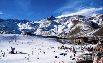 Stations de ski en Argentine : le guide complet des sommets andins La station de ski argentine Las Leñas (Mendoza) attire les familles en quête d'une ambiance de village et d'un domaine qui invite à la découverte sportive. Ph. : Las Leñas.