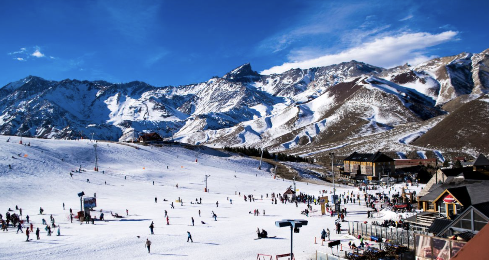 La station de ski argentine Las Leñas (Mendoza) attire les familles en quête d'une ambiance de village et d'un domaine qui invite à la découverte sportive. Ph. : Las Leñas.