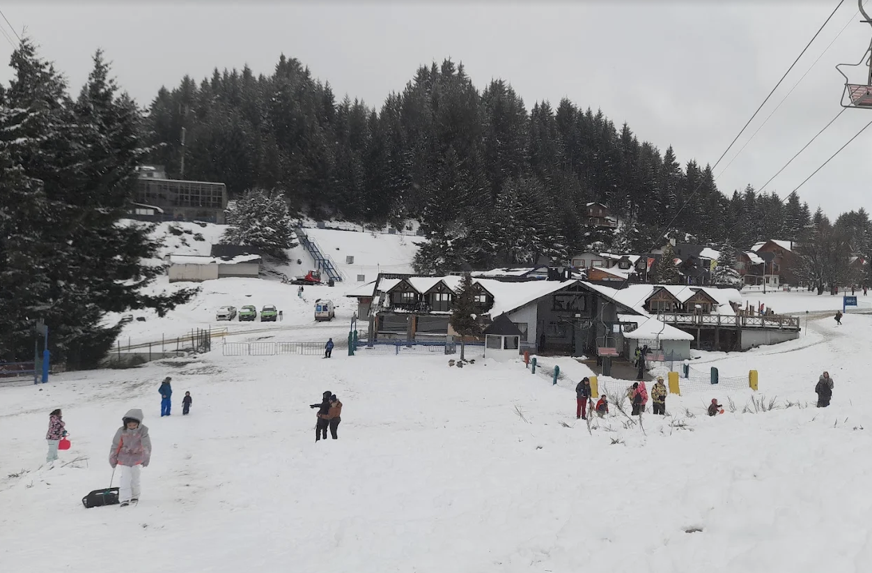Combien d'enfants argentins ont-il fait leur premier pas sur la neige aux abords de Bariloche ? Ici le club enfants de la station de ski Cerro Catedral. Ph. Sol Ortiz
