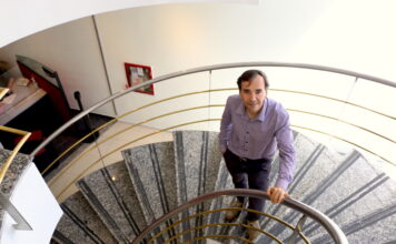 Pascal Casanova (Alliance Française de Buenos Aires): »L’Argentine, une leçon d’adaptation permanente » Pascal Casanova dans le labyrinthe borgésien, depuis l'escalier du siège central de l'Alliance français, avenue Córdoba à Buenos Aires. Photo : FP.