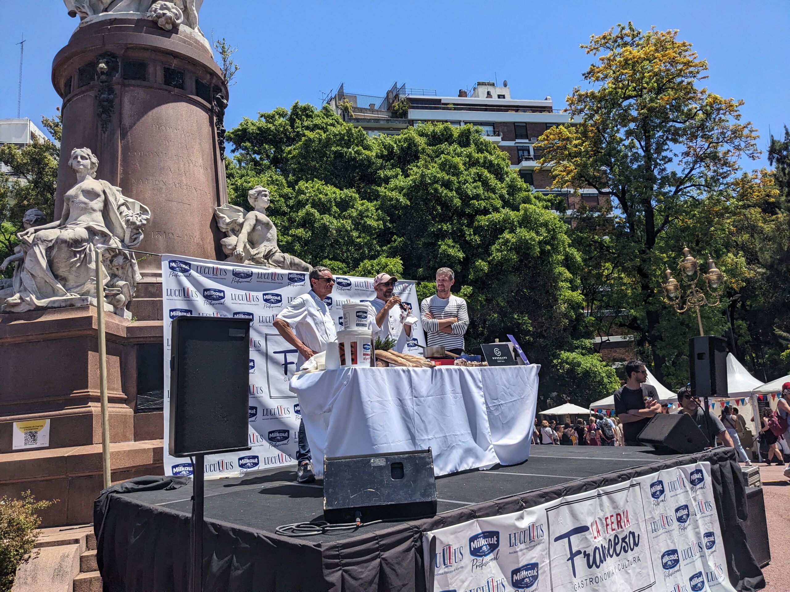 Recettes en direct, présentations de produits typiques, rencontres avec les chefs de la communauté française de Buenos Aires. Chaque Feria est un grand moment de rencontre. Ph. : BAC.