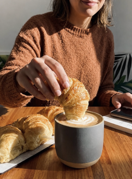 Una medialuna en un café con leche y listo, tenés tu merienda porteña. Foto: IG Citta C.
