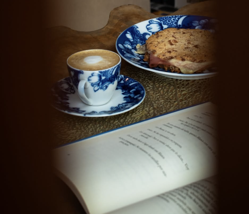 Un buen libro es el mejor amigo de una merienda solitaria en Buenos Aires. Foto: IG OPA.