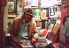 Seguí, Le Parc, Arjona, Sabina et des milliers de lecteurs à la recherche du trésor, dans cette librairie cachée de la rue Florida Hernán, propriétaire de la librairie Memorias del Subsuelo.