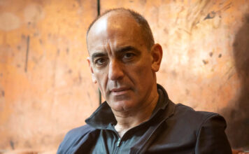 Rencontre avec Mauricio Dayub, l’équilibriste du théâtre argentin Mauricio Dayub, l’acteur aux mille visages d’El equilibrista, à l’affiche depuis 2019 : plus de 900 représentations, de l’avenue Corrientes à Madrid. Photo : avec l’aimable autorisation de MD.